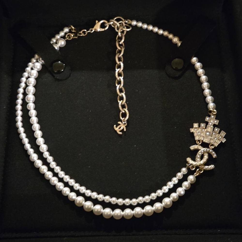 RARE and AUTHENTIC CHANEL Pearl Necklace with Gold and Strass Crown